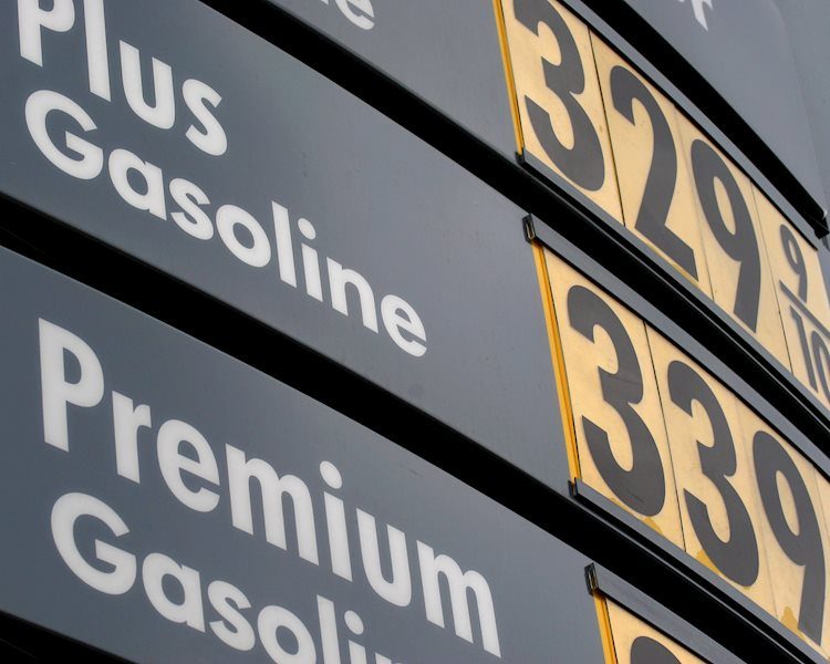 WTI原油價格分析：多頭繼續佔上風，即便油價跌向81美元、RSI超買